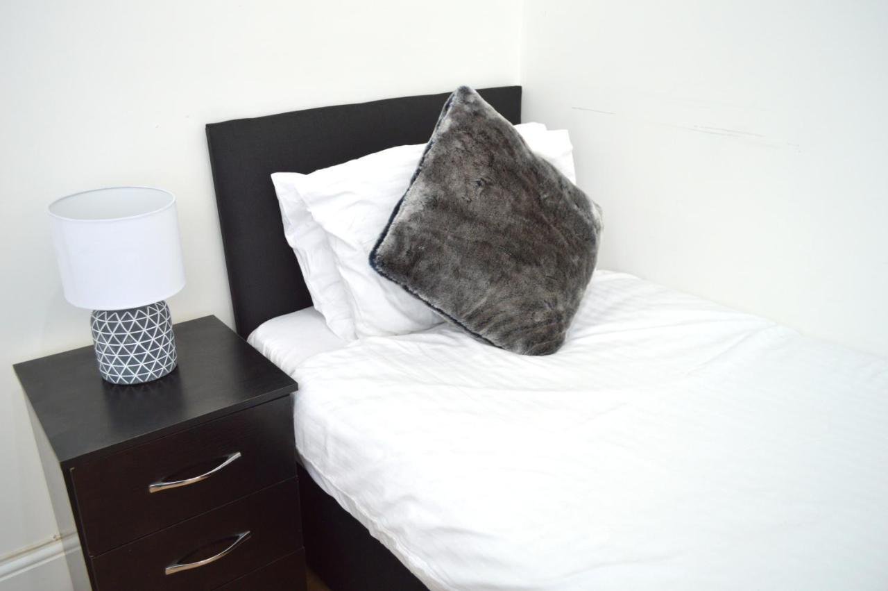 Beautiful Two-Bed Apartment With Driveway Parking Nottingham Eksteriør bilde