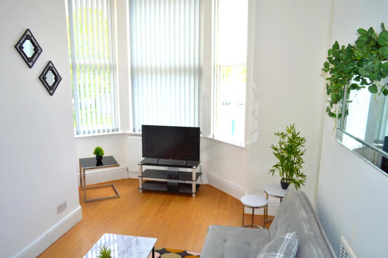 Beautiful Two-Bed Apartment With Driveway Parking Nottingham Eksteriør bilde