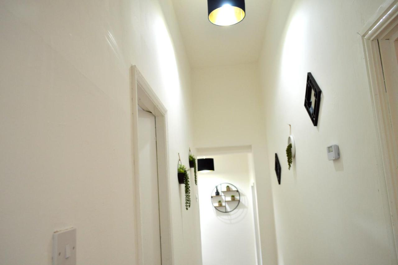 Beautiful Two-Bed Apartment With Driveway Parking Nottingham Eksteriør bilde