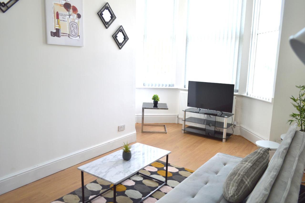 Beautiful Two-Bed Apartment With Driveway Parking Nottingham Eksteriør bilde