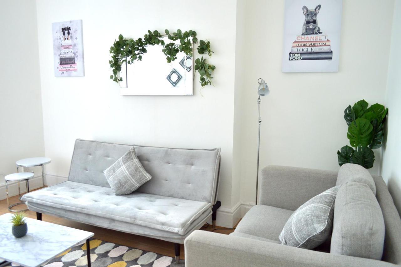 Beautiful Two-Bed Apartment With Driveway Parking Nottingham Eksteriør bilde