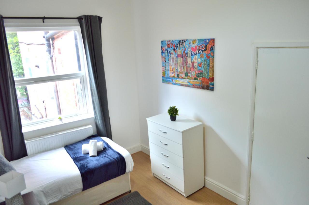 Beautiful Two-Bed Apartment With Driveway Parking Nottingham Eksteriør bilde