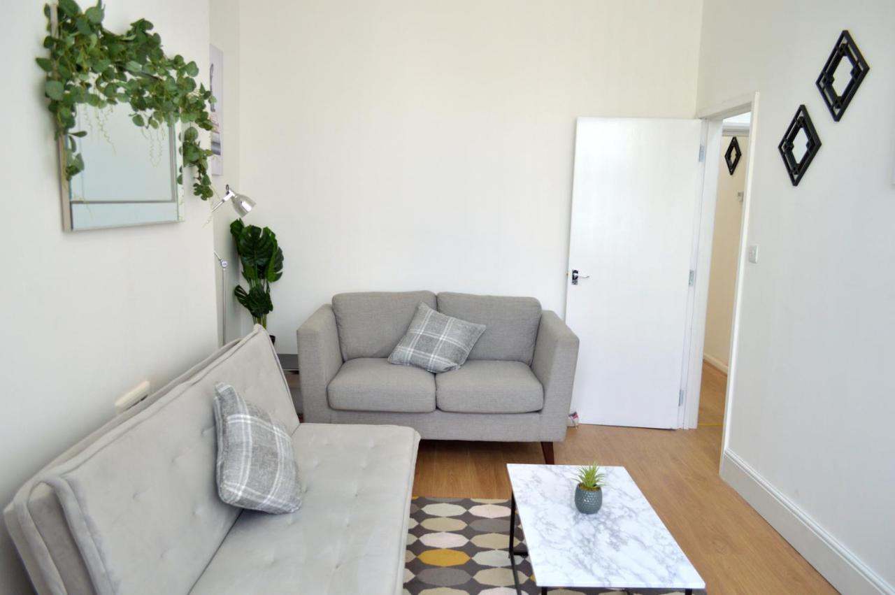 Beautiful Two-Bed Apartment With Driveway Parking Nottingham Eksteriør bilde