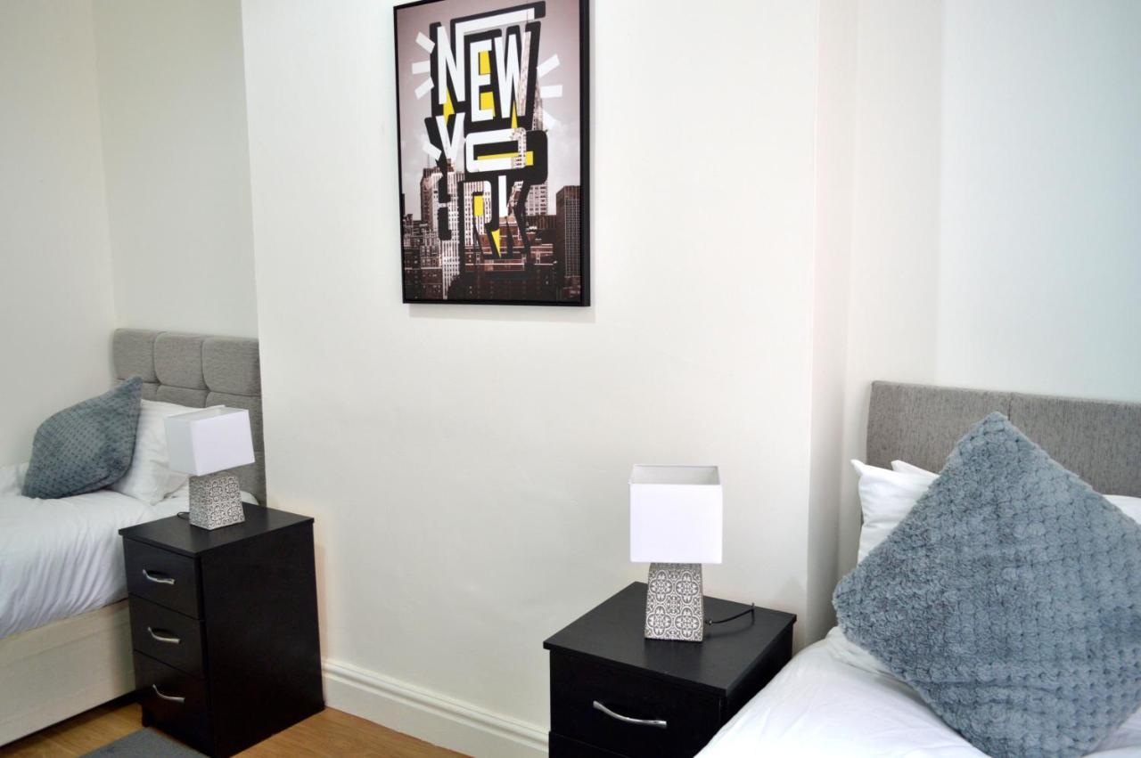 Beautiful Two-Bed Apartment With Driveway Parking Nottingham Eksteriør bilde