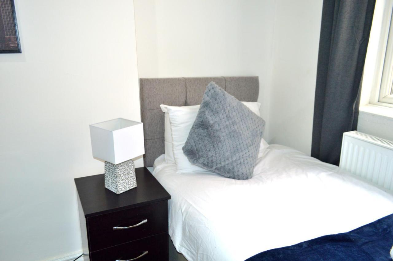 Beautiful Two-Bed Apartment With Driveway Parking Nottingham Eksteriør bilde
