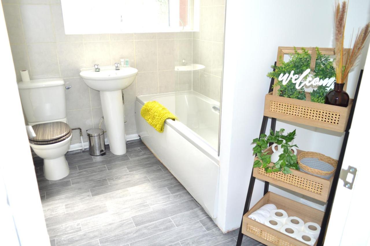Beautiful Two-Bed Apartment With Driveway Parking Nottingham Eksteriør bilde