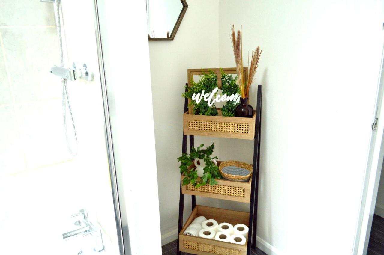 Beautiful Two-Bed Apartment With Driveway Parking Nottingham Eksteriør bilde