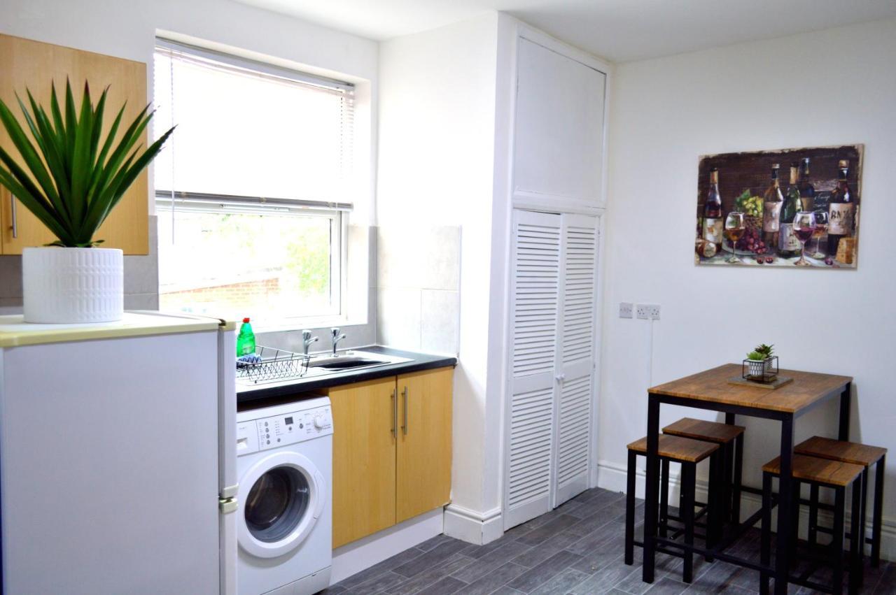 Beautiful Two-Bed Apartment With Driveway Parking Nottingham Eksteriør bilde