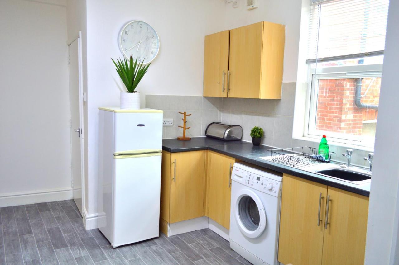 Beautiful Two-Bed Apartment With Driveway Parking Nottingham Eksteriør bilde