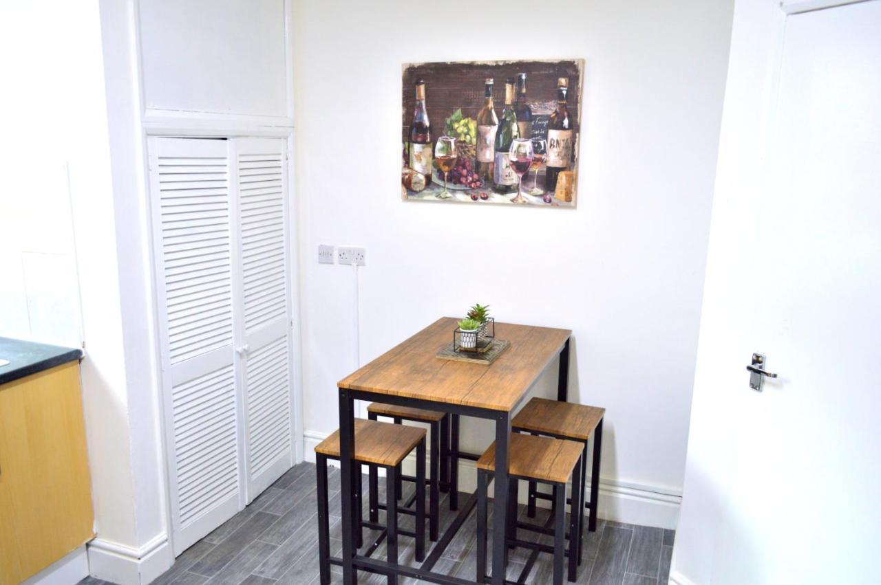 Beautiful Two-Bed Apartment With Driveway Parking Nottingham Eksteriør bilde