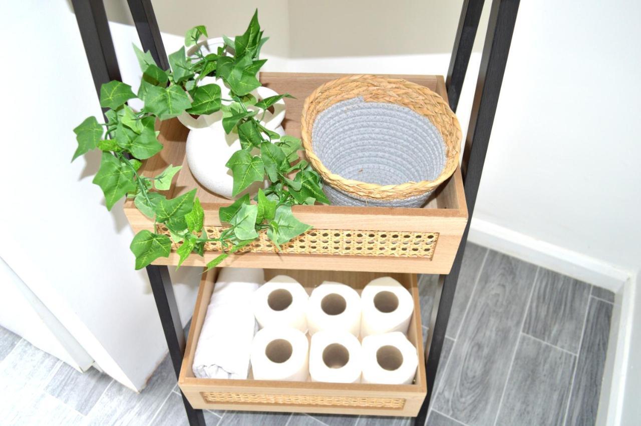 Beautiful Two-Bed Apartment With Driveway Parking Nottingham Eksteriør bilde