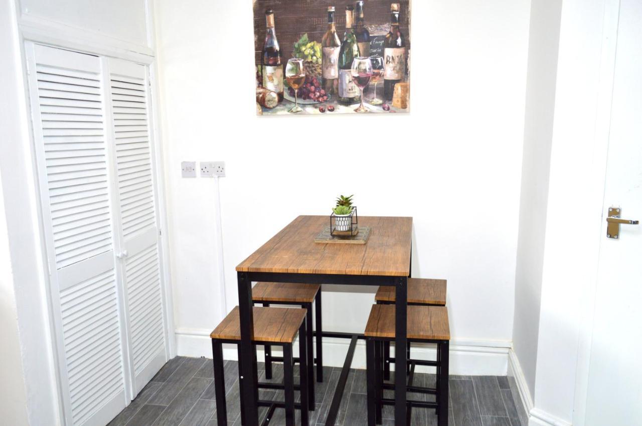 Beautiful Two-Bed Apartment With Driveway Parking Nottingham Eksteriør bilde