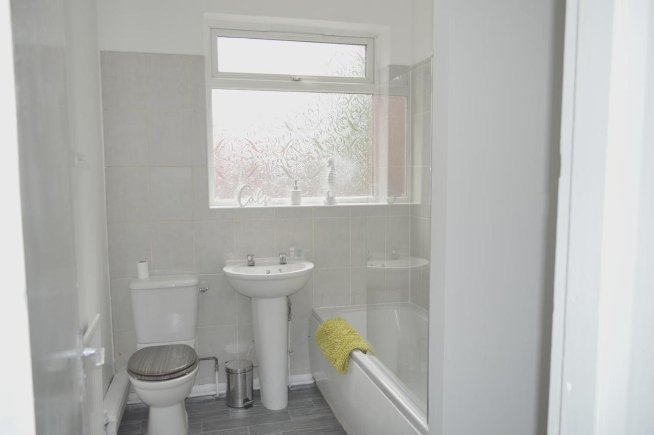Beautiful Two-Bed Apartment With Driveway Parking Nottingham Eksteriør bilde